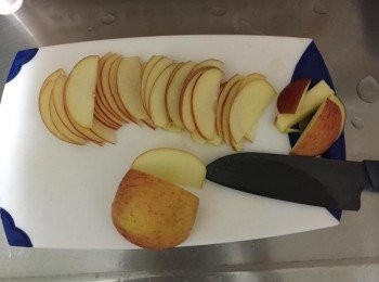 step1: 蘋果洗乾淨後去核, 不要去皮, 切成約0.3公分的薄片