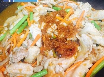 step4: 燒熱鑊，無需放油，直接放入切好的肉片炒至轉色，加入洋蔥絲、紅蘿蔔絲和露筍炒約2分鐘至略軟身。最後加入生姜燒汁炒匀即可。