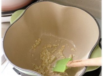 step2: 將2小匙橄欖油加進鍋子，加入蒜蓉，用中火爆香。