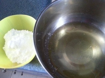 step10: <span class="group_3">蛋糕體(C)部份:</span>
將蛋白用電動打蛋器用慢速打到蛋白起泡