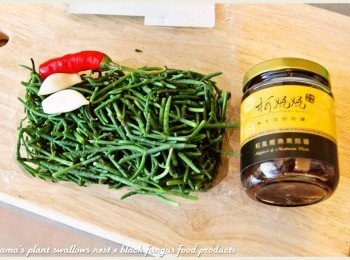 step1: 準備海蘆筍、和風鰹魚黑菇醬、蒜頭與辣椒等<span class="group_1">食材</span>。