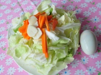 step1: 備料:高麗菜、紅蘿蔔絲、蒜片、鹹蛋一顆