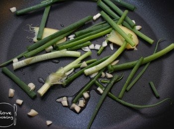 step2: 用一湯匙油爆香蔥蒜薑