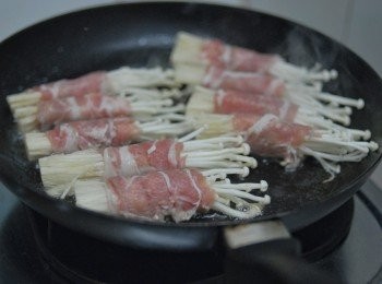 step3: 熱鑊下油，放入豬肉卷，用中火煎約兩分鐘