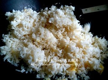 step4: 少許鹽調味拌勻炒散 , 將餘下份量蛋液加入 , 用中火快炒拌勻至冷飯乾身