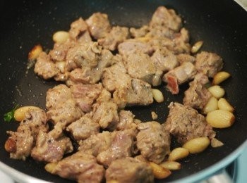 step9: 把醃製好的牛肉放入鍋中,清炒一下,
基本上變色後牛肉邊邊微焦黃就可以取出了.
牛肉放入餐巾紙吸控出油.