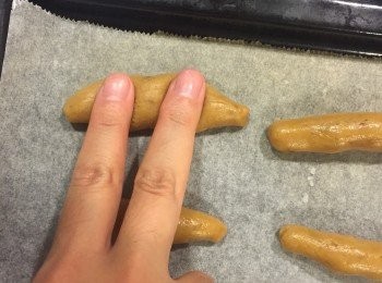step7: 雙手比YA
朝麵團的兩邊壓下去
像圖中我的手這樣~