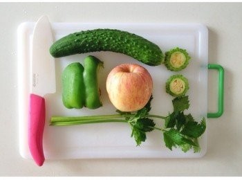 step1: 備好<span class="group_1">食材</span>，洗淨，切丁，放入榨汁機榨成汁，然後過濾即可。