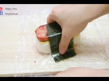 step11: 用紫菜將飯糰包好，多餘的收在底部，完成！