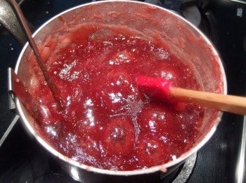 step9: 煮滾後分多次加入細砂糖,再次煮滾時...再加入葡萄糖,攪拌均勻。