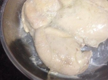 step4: 燒熱一鍋水,然後放入雞肉隔水約蒸 15-20 分鐘。