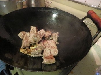 step3: 鍋中放入2大匙的油,放入排骨煎至兩面都金黃。