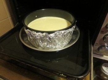 step6: 輕乳酪蛋糕切的時候將小刀稍微加熱一下就能切出整齊漂亮的切面了。
輕乳酪蛋糕烤好放涼直接食用很軟嫩但冷藏4小時以後再食用口感更好。