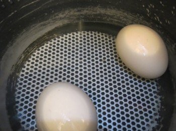 step10: － 雞蛋凍水下鍋，按嗜好煮至半熟或全熟