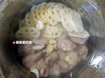 step3: 將蓮藕、排骨、蒜頭和水放入內鍋（水要蓋過所有<span class="group_1">食材</span>），外鍋放2半水，蒸1小時。