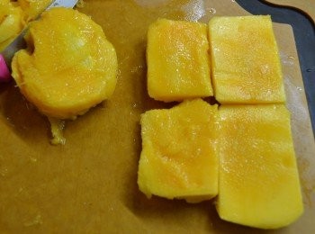 step5: 芒果去皮切成長方塊，共切4塊。切剩的芒果肉用來做芒果醬。