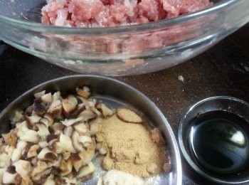 step4: 冬菇浸軟後切粒,再落冬菇.糖.雞粉.生抽.大地魚粉攪至拌勻.