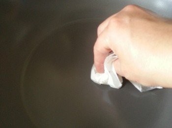 step9: 易潔鑊用廚房紙抹一抹油(只需煎第一塊時抹)