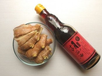 step2: 請選用100%胡麻油(依個人喜歡的品牌皆可),老薑用菜刀拍扁。