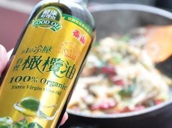step5: 起鍋前再加入少許的橄欖油拌一下