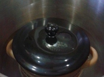 step4: 接着放进烧开的蒸锅里，记得把盖子盖上，中火蒸15分钟至蛋液凝固即可。