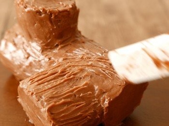 step7: 用小刮刀／小匙／小叉子或牙簽隨意畫上樹紋。