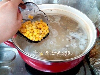 step8: 30分鐘後加入粟米蓉 , 珍珠米及粟米粒拌勻煮滾