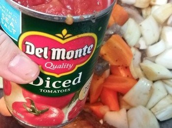 step2: 3. 起鑊，先爆香薑片及蒜頭，下牛肋條爆炒，贊酒。
4. 加入紅蘿蔔，洋蔥炒勻。
5. 加入冰糖，蕃茄肉及牛尾湯拌勻。