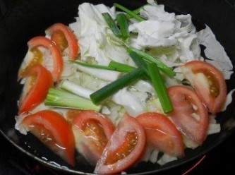 step1: 將水煮開，放入高麗菜、蕃茄片與青蔥煮