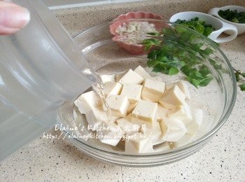 step7: 雞蛋豆腐蒸好後去邊切粒 , 放入大碗內加入冰水浸過面10分鐘