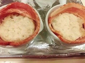 step2: 將培根圈住烤皿的外圍 馬芬堡依烤皿的呎吋修整後放入中間 (如是用吐司先用圓形器皿壓成圓型狀再放入)