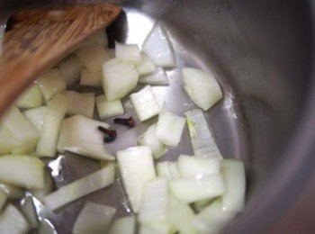 step4: 4.加入丁香2-3個，一起炒，把洋蔥炒軟，至香氣 出來。