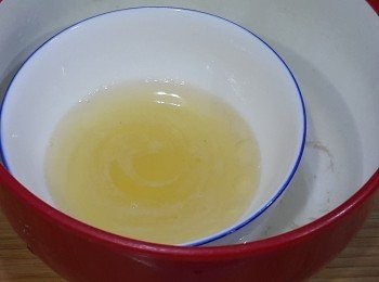 step6: 魚膠粉加水拌勻，再座在熱水中，備用