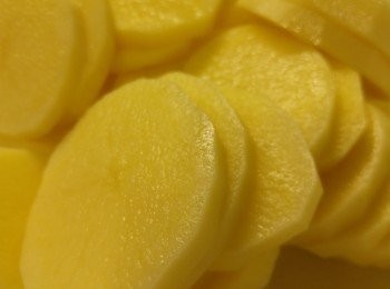 step1: 薯仔去皮切片,煲熱水加<span class="group_2">汆水</span>料,水要過薯仔面。