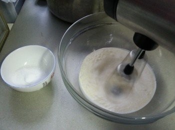 step11: 再用電動打蛋器,用高速打120g淡忌廉,將20g砂糖分3次加入(裝淡忌廉的碗及打蛋器一定不可以有水份,否則不能打得起淡忌廉)