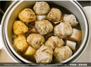 step4: 將黑木耳養生露、水與鹽巴也放入至電鍋中。