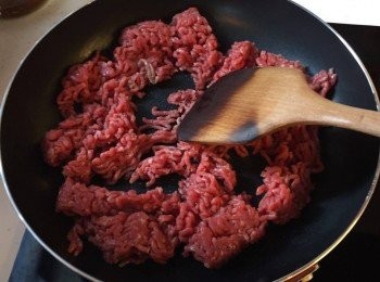 step3: 將免治牛肉加入煎Pan拌炒，並加入黑胡椒粉及味霖