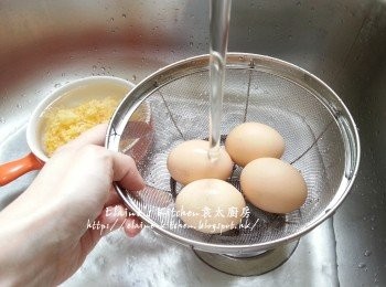 step1: 雪耳沖一沖洗加水浸10分鐘 , 雞蛋沖洗乾淨 , 紅棗去核