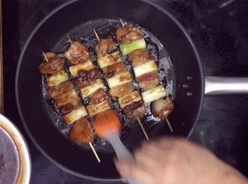 step6: 燒熱煎鍋，下油後放入雞串，先將兩面煎至半熟，之後掃上<span class="group_2">醬汁</span>，轉小火煎2-3分鐘後翻面，重覆一至兩次都至雞肉煎熟即可