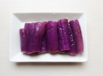 step7: 而這一盤,沸騰的熱水中有加入一匙白醋,切好的茄子立刻下鍋做汆燙至熟,保留了美麗的紫色外皮,非常漂亮又可口。