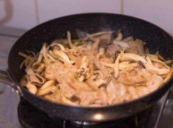 step5: 加入秀珍菇及醬汁炒勻，蓋起煮 5 分鐘