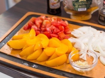 step2: 洋蔥切條，蒜頭切幼粒，蕃茄切粒，罐頭桃印乾表面糖水後每件切成四塊（桃不要切得太薄）