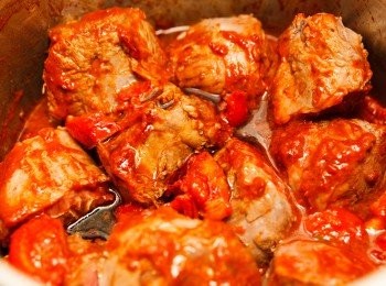 step4: 將步驟1的牛腱切塊與醬油、米酒一起加入鍋中。