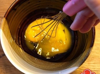 step1: 將蛋黃打散