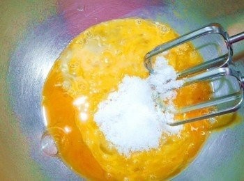 step2: 蛋和糖用電動攪拌器攪拌均勻