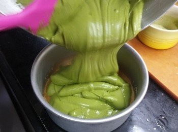 step8: 將忌廉芝士餡倒落餅底蛋糕模，輕力"鄧"幾下