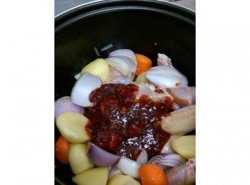 step3: 炒約5分鐘之後，到一半<span class="group_2">醬料</span>慢慢混合起來，要注意燒焦哦