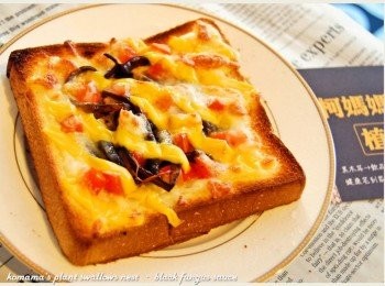 step5: 送入烤箱，微烤至焦黃色後，再灑上黑胡椒來增味。