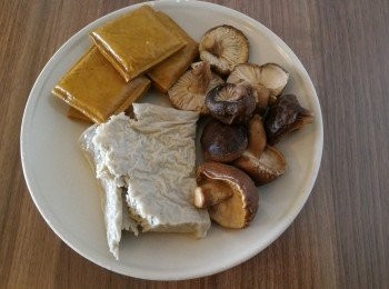 step1: 準備好材料，冬菇泡水一晚直到變軟。