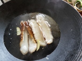 step5: 將海參用黃酒，薑片，少少糖，鹽出水去腥
